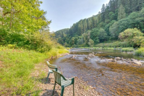 Historic Mapleton Cottage with River Views and Hot Tub